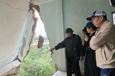 Thứ trưởng Nông nghiệp và Môi trường Võ Văn Hưng (bên trái) kiểm tra khu vực sạt lở.