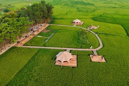 Điểm du lịch được thiết kế mộc mạc, hài hòa với thiên nhiên xanh mát chung quanh.