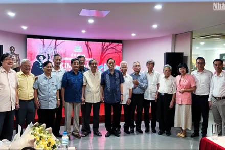 Nhà báo Kim Toàn chụp ảnh lưu niệm cùng các thế hệ đồng chí, đồng nghiệp tại sự kiện.