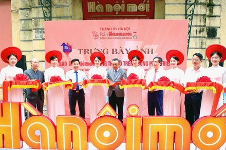 Các đại biểu cắt băng khai mạc tại sự kiện sáng 17/6.