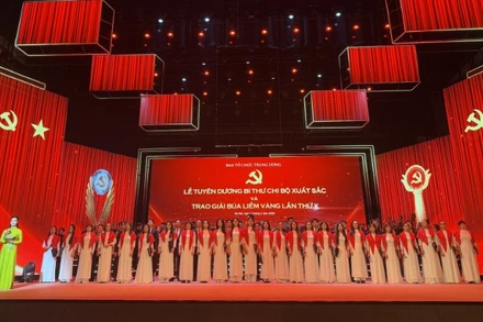 Chương trình tổng duyệt Lễ tuyên dương bí thư chi bộ xuất sắc và trao giải Búa liềm vàng lần thứ X, diễn ra tối 2/2, tại Nhà hát Hồ Gươm. (Ảnh: C.Đ)