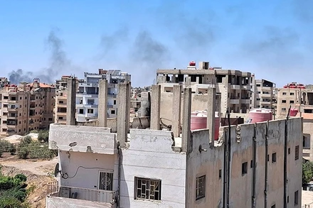 Khói bốc lên sau các cuộc không kích của Israel xuống tỉnh Suweida, miền nam Syria, ngày 15/7/2025. (Ảnh: THX/TTXVN)