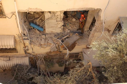 Cảnh đổ nát sau một vụ tấn công tại Tel Aviv, Israel, ngày 8/3/2026. (Ảnh: THX/TTXVN)