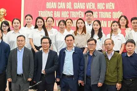 Lãnh đạo, cán bộ Báo Nhân Dân và Đoàn công tác Trường đại học Truyền thông Trung Quốc chụp ảnh lưu niệm. (Ảnh: THẾ ĐẠI)