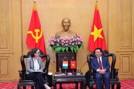 Đồng chí Nguyễn Xuân Thắng, Ủy viên Bộ Chính trị, Giám đốc Học viện Chính trị quốc gia Hồ Chí Minh, Chủ tịch Hội đồng Lý luận Trung ương tiếp bà Deirdre Ní Fhallúin, Đại sứ đặc mệnh toàn quyền Cộng hòa Ireland tại Việt Nam. (Ảnh: Phạm Cường) 