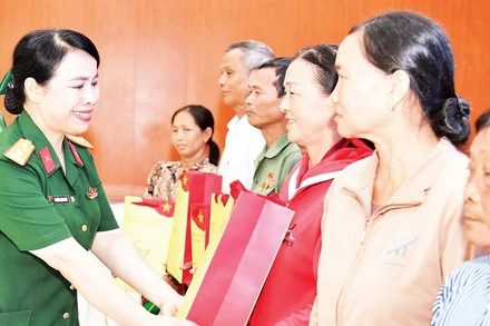 Lãnh đạo Ban Phụ nữ Quân đội trao 100 suất quà tặng gia đình chính sách ở xã Hòn Đất.