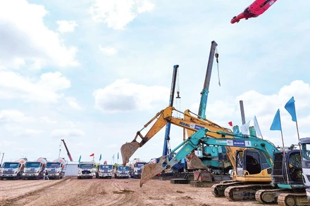 Thiết bị tập kết thi công tại công trường xây dựng Bệnh viện đa khoa Cà Mau quy mô 1.200 giường.