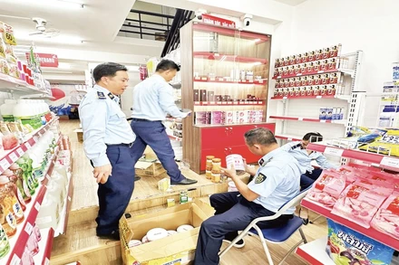 Lực lượng Quản lý thị trường tại Đà Nẵng kiểm tra các cơ sở kinh doanh để kịp thời ngăn chặn hàng giả, hàng kém chất lượng. (Ảnh QUẢN LÝ THỊ TRƯỜNG ĐÀ NẴNG CUNG CẤP)