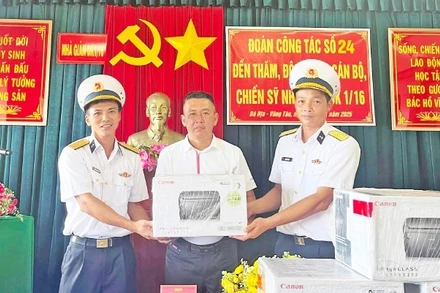 Đoàn công tác tặng Nhà giàn DK1 và các đảo 13 máy in, máy chiếu, máy photocopy, là tấm lòng do Công ty cổ phần Đầu tư Lê Bảo Minh đóng góp.