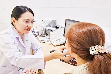 Khám bệnh tại Bệnh viện đa khoa Hoàn Mỹ Cửu Long, đơn vị đầu tiên tại Cần Thơ triển khai hệ thống hồ sơ bệnh án điện tử (EMR).