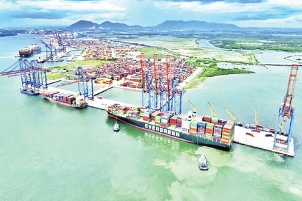 Hoạt động luân chuyển hàng hóa xuất, nhập khẩu trong cụm cảng Cái Mép-Thị Vải. (Ảnh CTV)