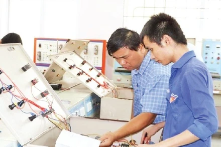 Các em học sinh Trường cao đẳng miền Đông thực hành nghề.