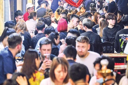 Phố Tạ Hiện luôn thu hút đông đảo du khách nước ngoài. (Ảnh ĐẮC HUY)