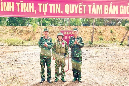 Ban chỉ huy Tiểu đoàn 5 tuyên dương học viên bắn giỏi.