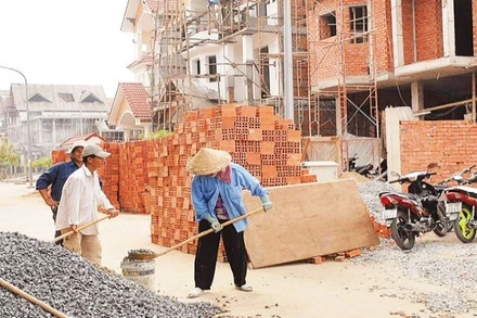 Một công trình xây dựng tại Quận 7, Thành phố Hồ Chí Minh. (Ảnh TÙNG QUANG)