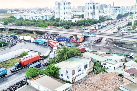 Tiến độ thi công nút giao Mỹ Thủy (thành phố Thủ Đức) ỳ ạch nhiều năm liền, ảnh hưởng đến lưu thông. (Ảnh THẾ ANH)
