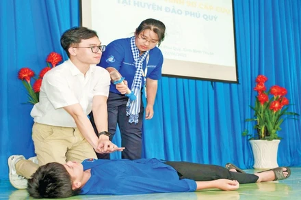 Các bác sĩ thực hành phương pháp sơ cấp cứu khi gặp người bị nạn.