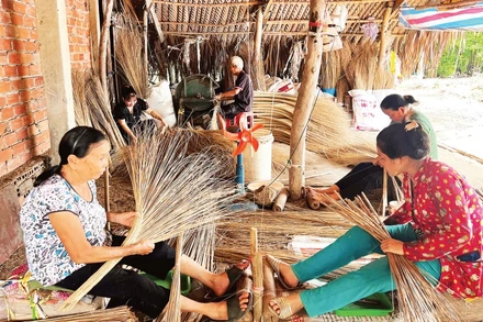 Làng nghề bó chổi Mỹ An tạo việc làm cho nhiều lao động tại địa phương.