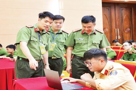 Học viên tham dự kỳ thi tập trung kết thúc khóa học.