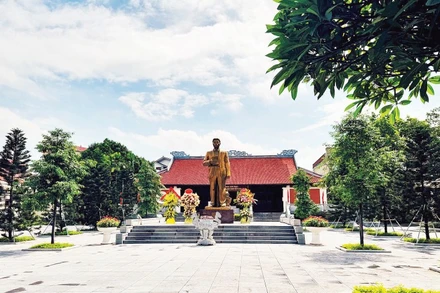 Tượng đài Tổng Bí thư Nguyễn Văn Cừ trong khuôn viên khu lưu niệm.