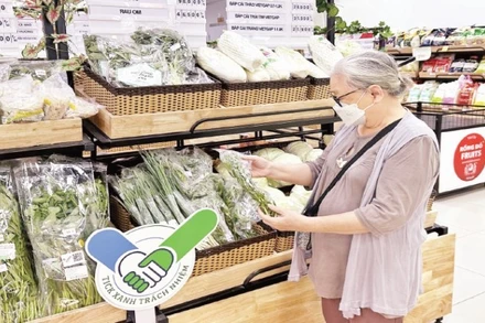 Người tiêu dùng chọn mua rau sạch đạt chứng nhận “Tick xanh trách nhiệm” trong một siêu thị SatraMart ở Quận 6.