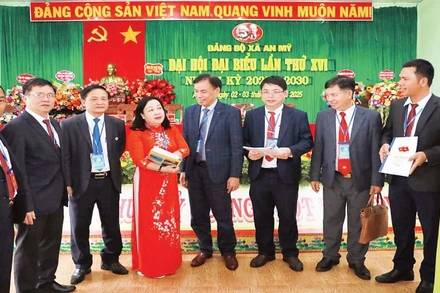 Bí thư Tỉnh ủy Phú Yên Cao Thị Hòa An (người thứ tư từ trái sang) trao đổi với lãnh đạo xã An Mỹ, huyện Tuy An trước thềm đại hội.
