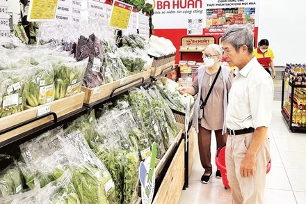 Người tiêu dùng chọn mua rau sạch đạt chứng nhận “Tick xanh trách nhiệm” trong một siêu thị SatraMart ở thành phố.