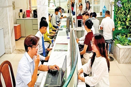 dân tới thực hiện thủ tục hành chính tại Trung tâm Phục vụ hành chính công phường Sài Gòn, Thành phố Hồ Chí Minh sáng ngày 1/7.