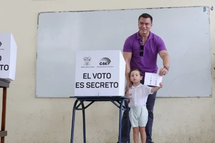 Tổng thống Ecuador Daniel Noboa bỏ phiếu bầu cử tại Olon, tỉnh Santa Elena, ngày 13/4/2025. Ảnh: (THX/TTXVN) 