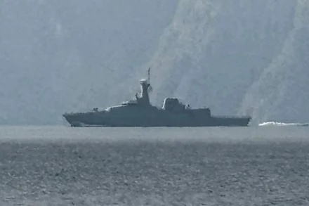 Tàu của hải quân tuần tra tại eo biển Hormuz, ngày 1/3/2026. (Ảnh: rnz.co.nz/TTXVN)