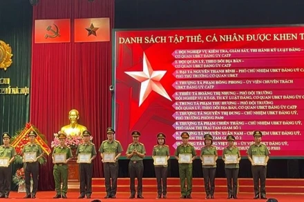 Tại hội nghị, Giám đốc Công an Thành phố Hà Nội đã tặng Giấy khen cho 2 tập thể, 17 cá nhân có thành tích xuất sắc trong phong trào thi đua.