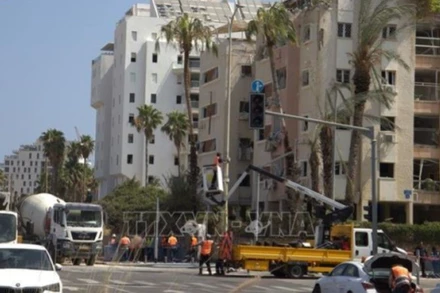 Một tòa nhà chung cư ở đường Levy Eshkol (Tel Aviv) bị phá hủy do trúng tên lửa rạng sáng 16/6/2025. (Ảnh: TTXVN)