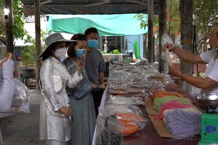 Người dân giới thiệu cho du khách về các loại hủ tiếu Cái Răng.