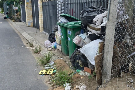 Rác thải ứ đọng tại một khu dân cư ở Cần Thơ.