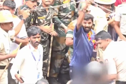 Đám đông hỗn loạn bên ngoài sân vận động M Chinnaswamy. (Ảnh chụp màn hình video của PTI)