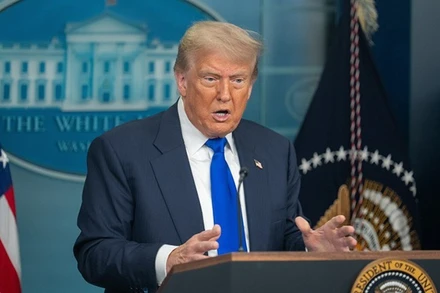 Tổng thống Mỹ tuyên bố sẽ áp thuế 100% với chip bán dẫn