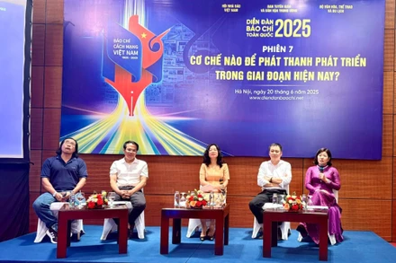 Phiên thảo luận diễn ra dưới sự điều hành của bà Lưu Thị Thanh Hà, Phó Giám đốc Trung tâm Báo chí và Truyền thông thành phố Hải Phòng, Phó Chủ tịch Hội Nhà báo thành phố Hải Phòng (giữa ảnh).