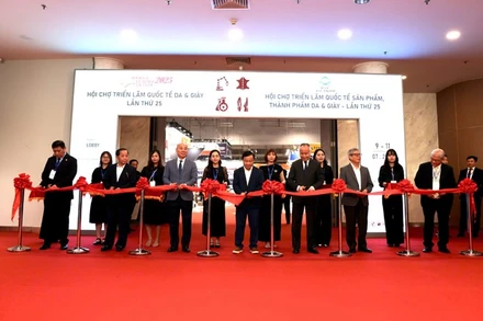 Các đại biểu cắt băng khai mạc Hội chợ quốc tế da và giày lần thứ 25.