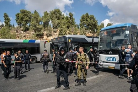 Lực lượng chức năng phong tỏa hiện trường vụ xả súng ở ngã tư Ramot trên đường Yigal Yadin, phía đông thành phố Jerusalem, ngày 8/9/2025. (Ảnh: Anadolu Agency/TTXVN)