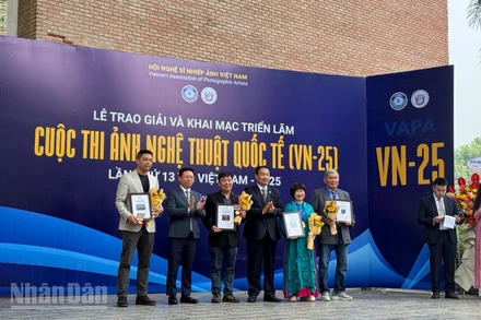 Bốn tác giả được trao Huy chương Vàng tại Lễ trao giải.