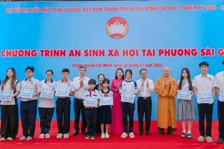 Lãnh đạo Ủy ban Mặt trận Tổ quốc Việt Nam Thành phố Hồ Chí Minh trao học bổng cho các em học sinh.