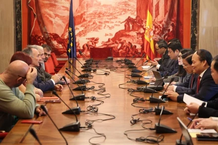 Đoàn đại biểu Đảng Cộng sản Việt Nam làm việc với Tổng Bí thư và Ban lãnh đạo Đảng Cộng sản Tây Ban Nha. (Ảnh: Bộ Ngoại giao)