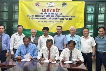 Đại diện Hội Doanh nghiệp sản xuất và kinh doanh thuốc bảo vệ thực vật Việt Nam, Hội Hóa học Việt Nam, Hiệp hội Phân bón Việt Nam ký biên bản ghi nhớ hợp tác.