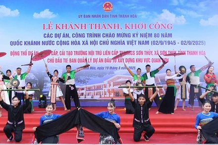 Tiết mục văn nghệ chào mừng khởi công dự án trường học ở xã biên giới tỉnh Thanh Hóa.
