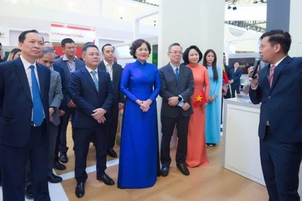 Nhận quà khi check-in gian hàng VietinBank tại Triển lãm thành tựu đất nước