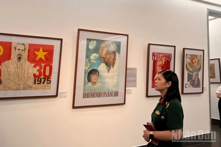 Khách tham quan triển lãm tại Bảo tàng Mỹ thuật Việt Nam.