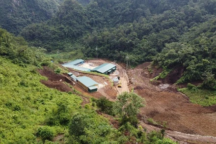 Trên diện tích san ủi, lấp đất hơn 3ha khi chưa có hồ sơ chuyển mục đích được phê duyệt, công ty đã xây dựng nhiều nhà, xưởng. (Ảnh: TUẤN SƠN)