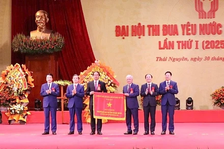 Đồng chí Đỗ Văn Chiến, Ủy viên Bộ Chính trị, Bí thư Trung ương Đảng, Chủ tịch Ủy ban Trung ương Mặt trận Tổ quốc Việt Nam, Phó Chủ tịch Thường trực Hội đồng Thi đua-khen thưởng Trung ương trao Cờ thi đua của Chính phủ tặng tỉnh Thái Nguyên. (Ảnh: TUẤN SƠN)