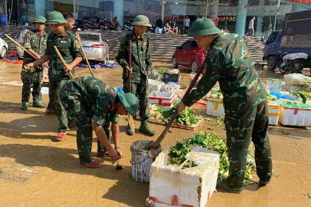 Quân đội hỗ trợ dọn vệ sinh tại khu vực chợ Thái và quảng trường Võ Nguyên Giáp, Thái Nguyên. (Ảnh: NÔNG VUI)