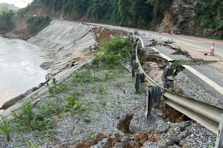 Một vị trí sạt lở nghiêm trọng mái kè trên Quốc lộ 3, đoạn qua xã Thanh Thịnh. (Ảnh: TUẤN SƠN)